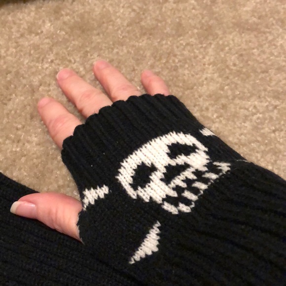 Accessories - 🖤🖤🖤 3 FOR $10 SKULL FINGERLESS GLOVES